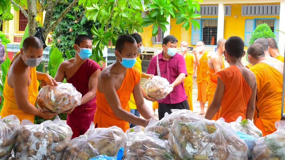 Đồng bào Phật tử Khmer và sư sãi tỉnh Sóc Trăng ủng hộ chống dịch Covid-19 Đồng bào Phật tử Khmer và sư sãi tỉnh Sóc Trăng ủng hộ chống dịch Covid-19