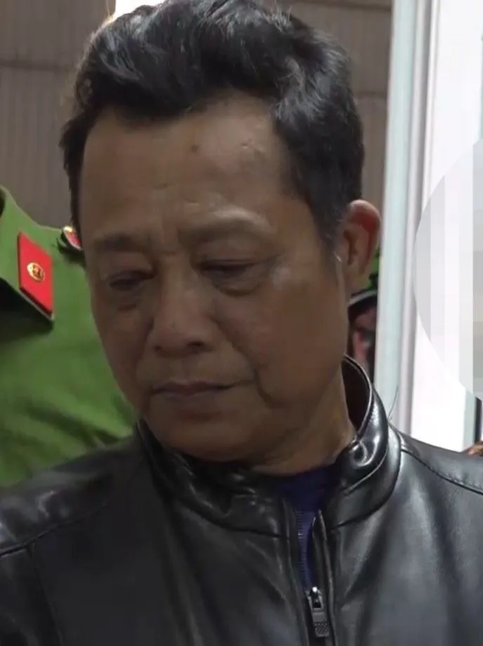 Công an thi hành lệnh bắt giữ Giám đốc Trung tâm Đăng kiểm 50-17D. Ảnh: CHÍ THẠCH