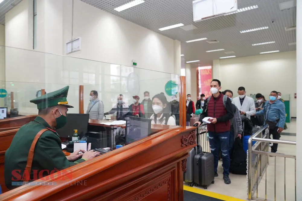 Những người Trung Quốc xếp hàng chờ làm thủ tục xuất cảnh. Ảnh: ĐỖ TRUNG Những người Trung Quốc xếp hàng chờ làm thủ tục xuất cảnh. Ảnh: ĐỖ TRUNG