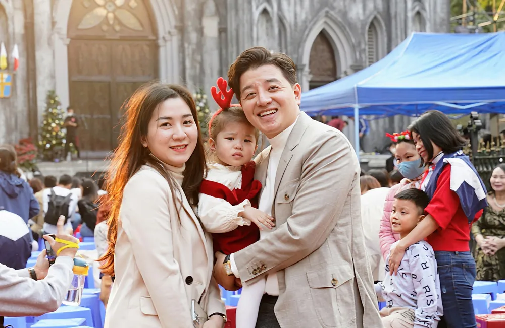 Người dân Thủ đô Hà Nội vui đón Giáng sinh trước Nhà thờ lớn. Ảnh: ĐỖ TRUNG Người dân Thủ đô Hà Nội vui đón Giáng sinh trước Nhà thờ lớn. Ảnh: ĐỖ TRUNG