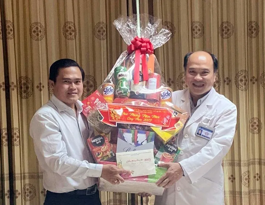 Đoàn đến thăm, tặng quà tết tập thể y, bác sĩ, nhân viên Bệnh viện Trưng Vương