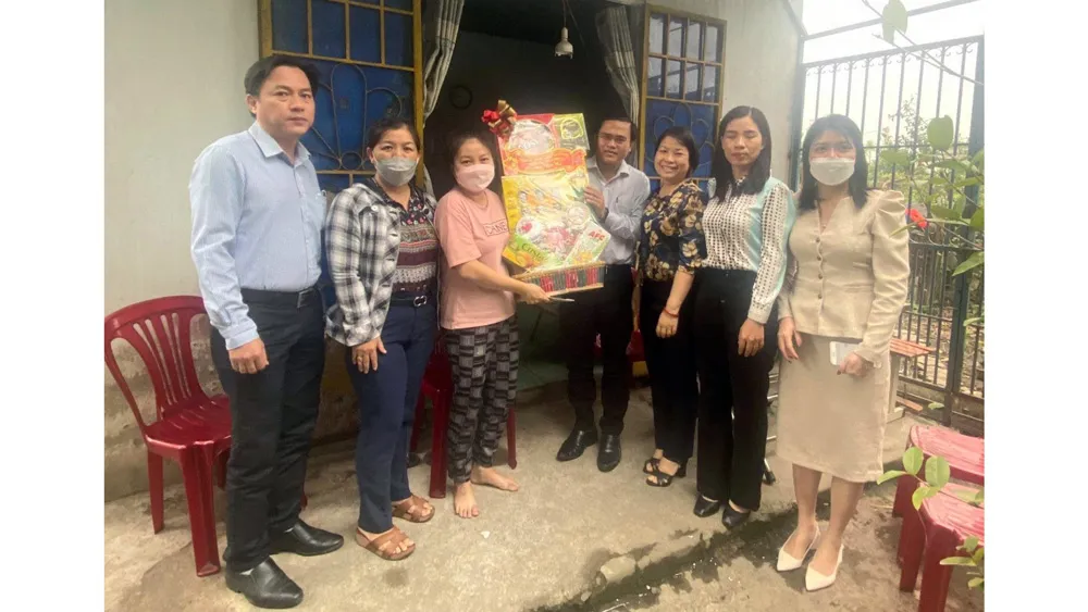 Đoàn thăm, tặng quà gia đình bà Huỳnh Thị Ánh Hoa