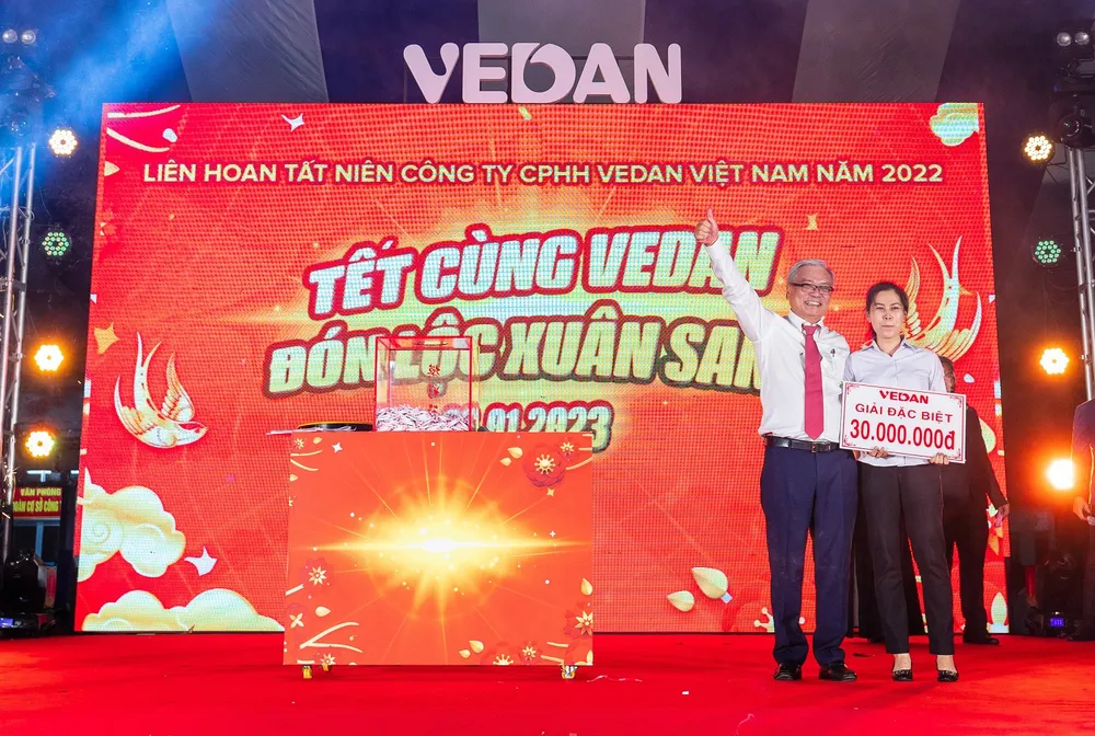 Ông Yang Kun Hsiang - Phó Chủ tịch HĐQT Vedan Việt Nam (áo trắng) trao tặng Giải đặc biệt trị giá 30.000.000 đồng cho nhân viên may mắn