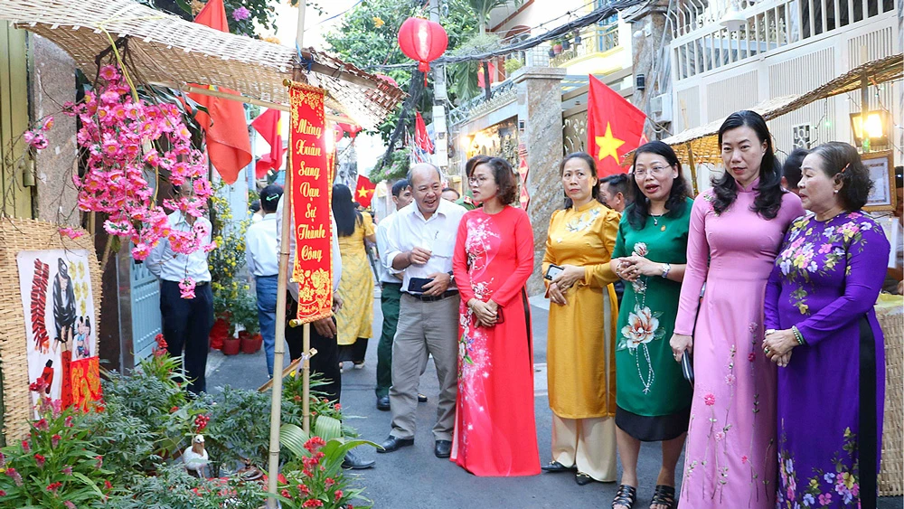 Lãnh đạo quận Bình Thạnh tham quan khu trang trí tết tại một khu phố. Ảnh: HỒNG HẢI