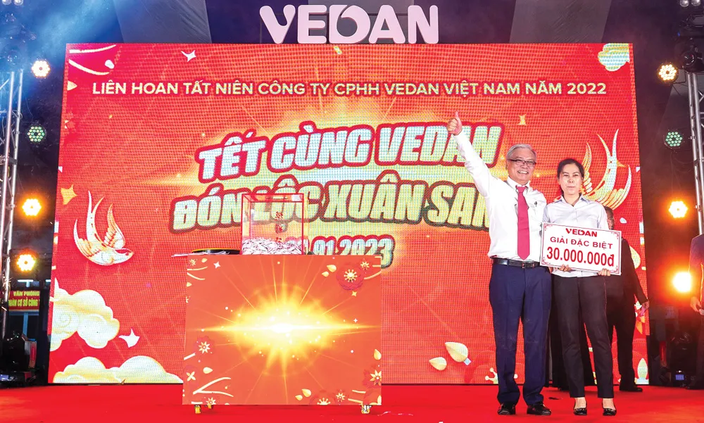 Ông Yang Kun Hsiang - Phó Chủ tịch HĐQT Vedan Việt Nam (áo trắng) trao tặng giải Đặc biệt trị giá 30.000.000 đồng cho nhân viên may mắn Ông Yang Kun Hsiang - Phó Chủ tịch HĐQT Vedan Việt Nam (áo trắng) trao tặng giải Đặc biệt trị giá 30.000.000 đồng cho nhân viên may mắn