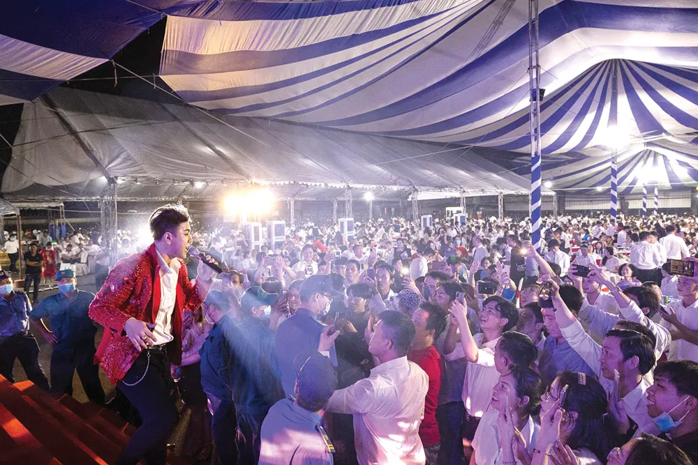 Ca sĩ Akira Phan cùng những bài hát tên tuổi của mình đã khuấy động bầu không khí tại buổi tiệc Ca sĩ Akira Phan cùng những bài hát tên tuổi của mình đã khuấy động bầu không khí tại buổi tiệc