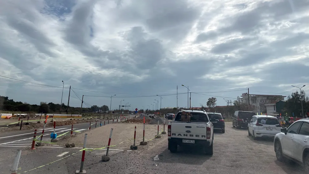 &quot;Thủ phạm&quot; gây ách tắc giao thông kéo dài hàng chục km