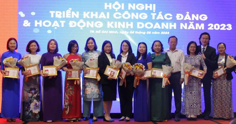 Các cán bộ, nhân viên CB được trao tặng kỷ niệm chương "Vì sự nghiệp ngân hàng Việt Nam" của Ngân hàng Nhà nước Các cán bộ, nhân viên CB được trao tặng kỷ niệm chương "Vì sự nghiệp ngân hàng Việt Nam" của Ngân hàng Nhà nước