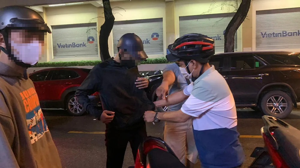 Trinh sát kiểm tra đối tượng nghi vấn. Ảnh: CHÍ THẠCH