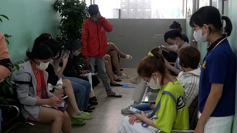 Người dân chờ tiêm vaccine dại tại Bệnh viện Bệnh nhiệt đới TPHCM Người dân chờ tiêm vaccine dại tại Bệnh viện Bệnh nhiệt đới TPHCM