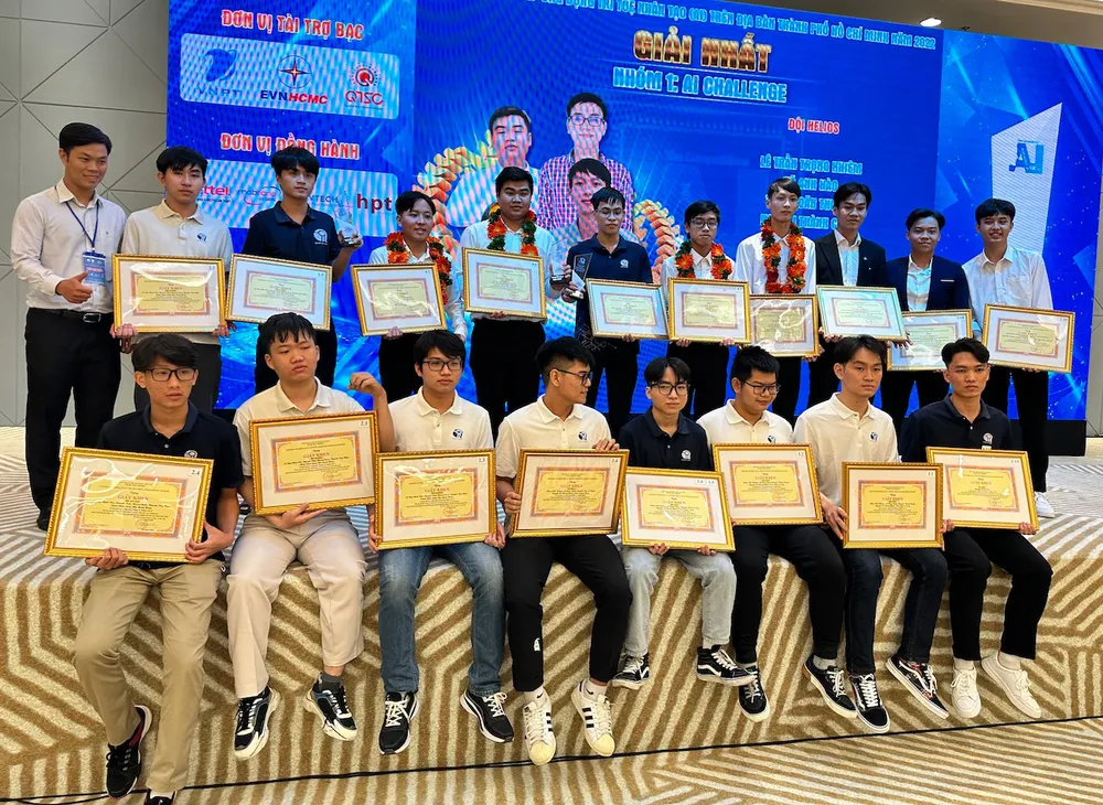 Các học sinh nhận giải thưởng trong cuộc thi AI do Sở TT-TT TPHCM và Thành Đoàn TPHCM tổ chức Các học sinh nhận giải thưởng trong cuộc thi AI do Sở TT-TT TPHCM và Thành Đoàn TPHCM tổ chức