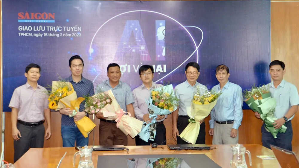 Ban tổ chức tặng hoa các khách mời. Ảnh: CAO THĂNG Ban tổ chức tặng hoa các khách mời. Ảnh: CAO THĂNG