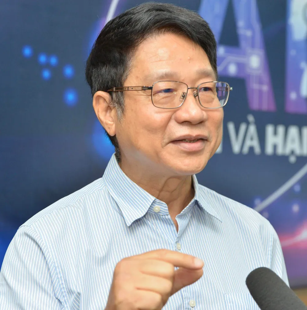 Ông Hà Thân - Phó Chủ tịch Hội Tin học TPHCM tại buổi giao lưu. Ảnh: CAO THĂNG Ông Hà Thân - Phó Chủ tịch Hội Tin học TPHCM tại buổi giao lưu. Ảnh: CAO THĂNG