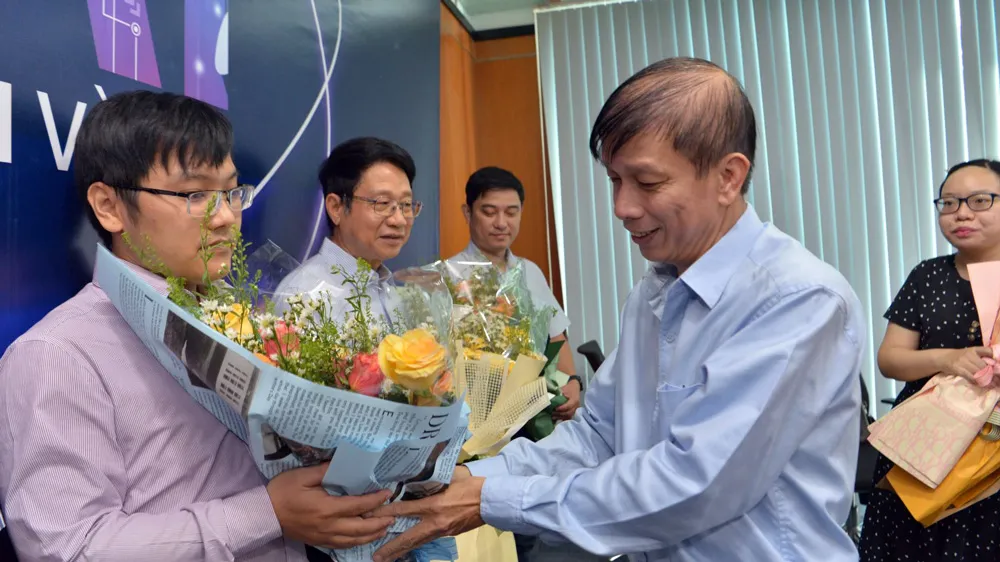 Phó Tổng Biên tập Báo SGGP Nguyễn Khắc Văn tặng hoa các khách mời. Ảnh: CAO THĂNG Phó Tổng Biên tập Báo SGGP Nguyễn Khắc Văn tặng hoa các khách mời. Ảnh: CAO THĂNG