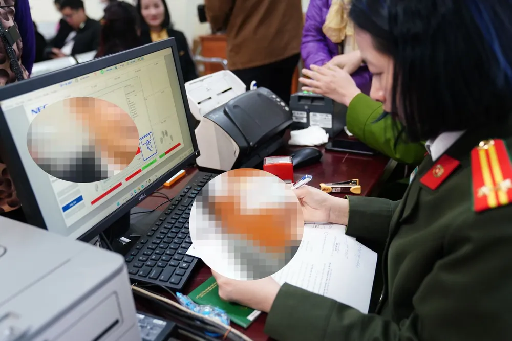 Lấy dấu vân tay là điều kiện bắt buộc để hoàn thiện hồ sơ cấp hộ chiếu gắn chíp. Ảnh: ĐỖ TRUNG