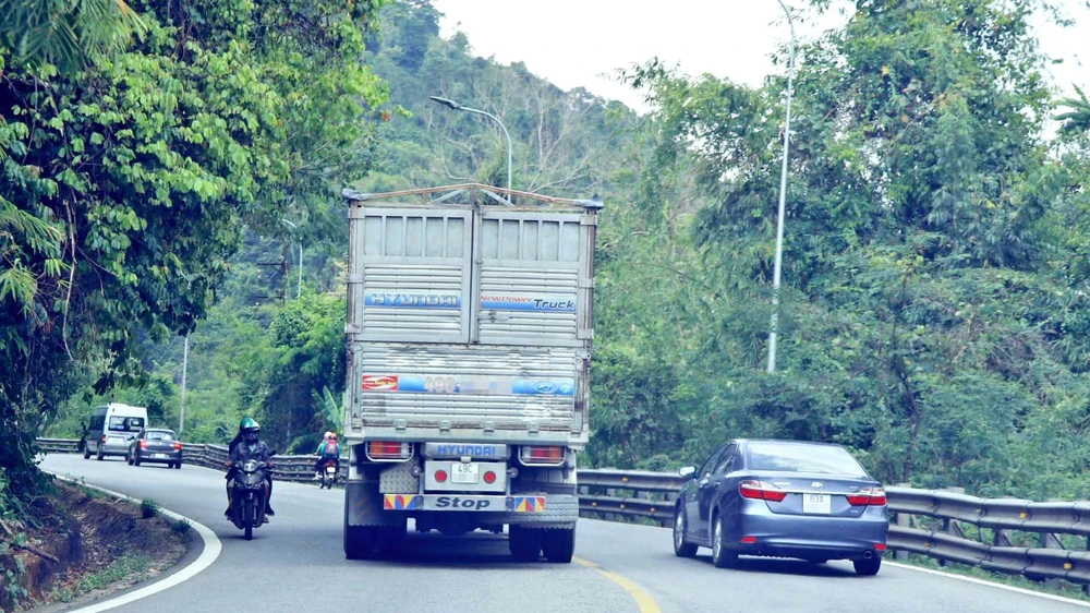 Một trường hợp xe tải lấn làn trên đèo Bảo Lộc. Ảnh: ĐOÀN KIÊN