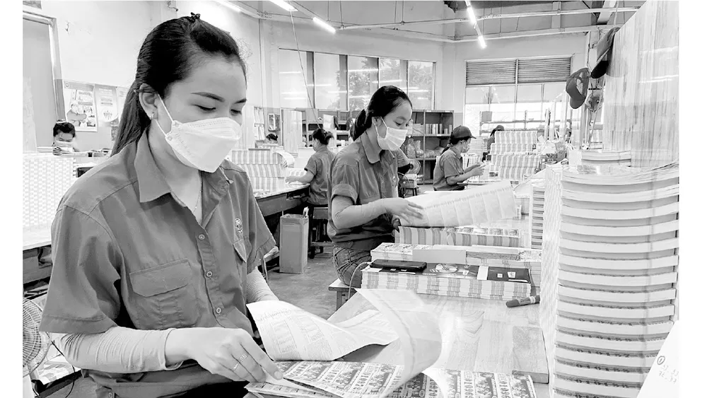 Nữ công nhân tại Công ty cổ phần In số 7 trong giờ làm việc Nữ công nhân tại Công ty cổ phần In số 7 trong giờ làm việc