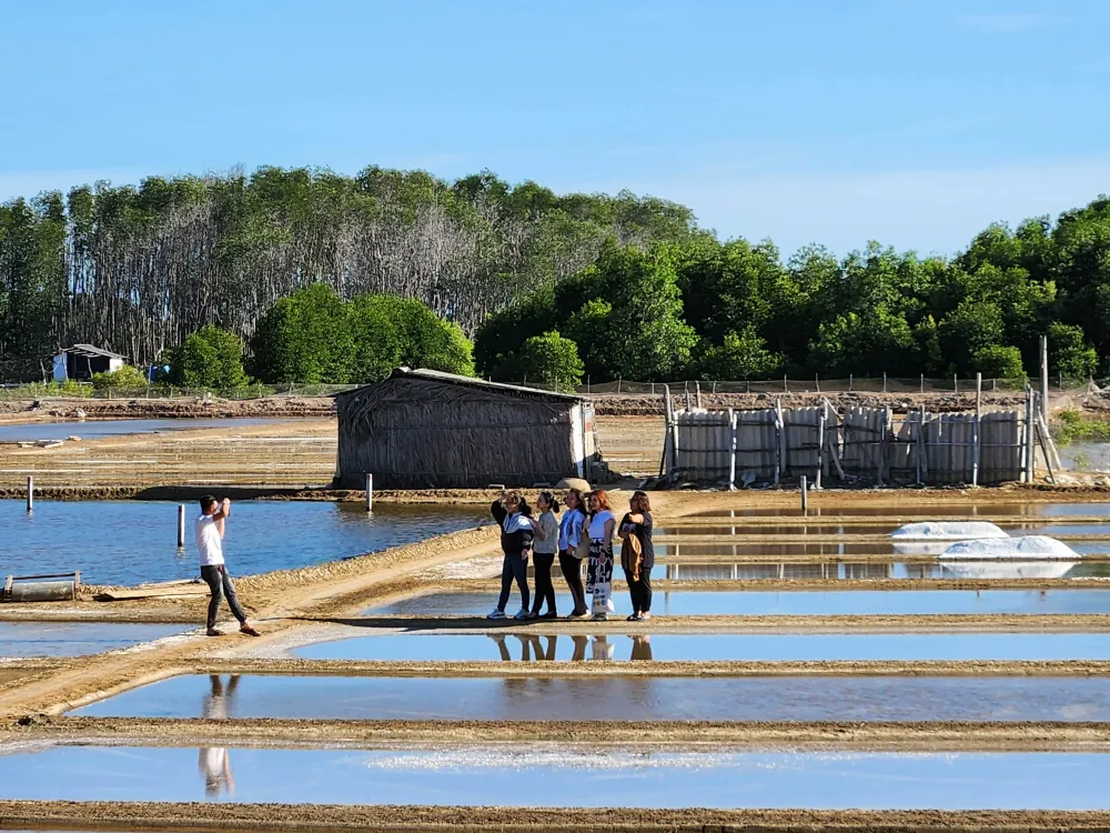 Du khách từ các tỉnh Tây Nam bộ chụp ảnh trên cánh đồng muối