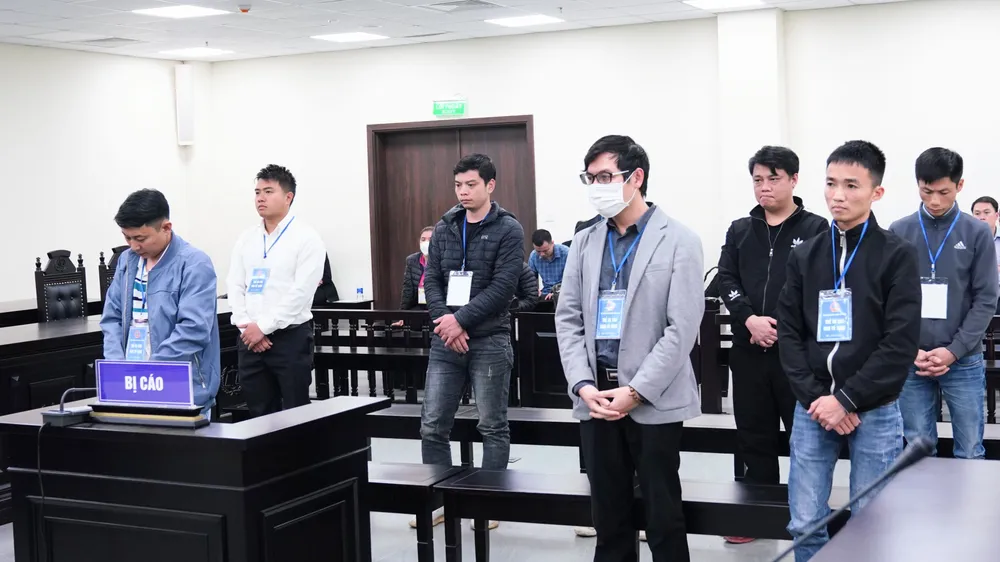 Các bị cáo hầu tòa chiều 15-3. Ảnh: ĐỖ TRUNG