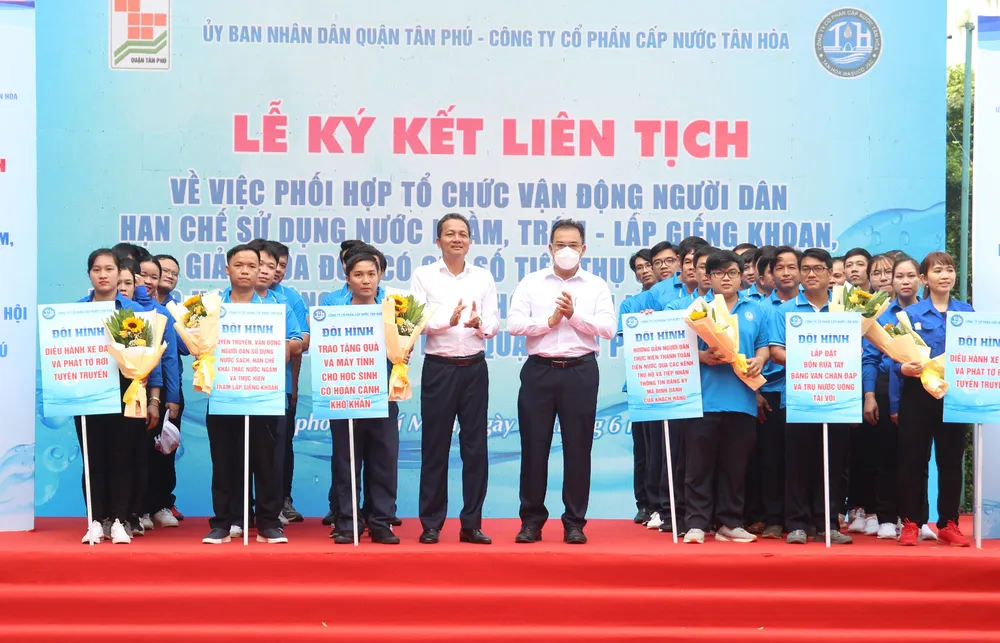 Ngành nước thành phố ký kết với địa phương để vận động người dân hạn chế khai thác nước ngầm Ngành nước thành phố ký kết với địa phương để vận động người dân hạn chế khai thác nước ngầm