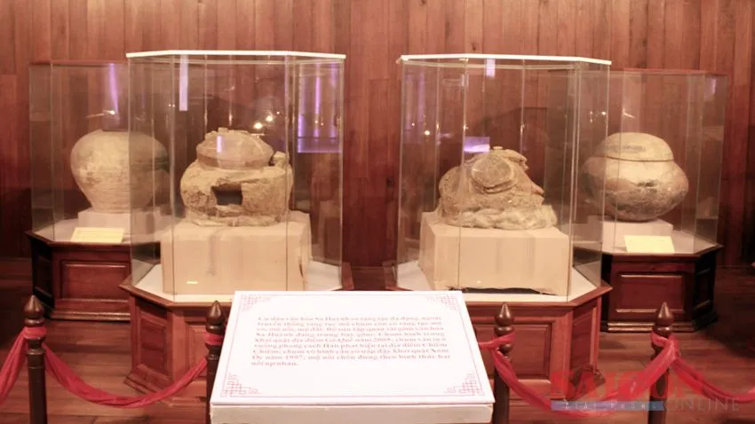 Bộ sưu tập quan tài gốm Văn hóa Sa Huỳnh đang trưng bày gồm: Chum hình trứng, khai quật tại địa điểm Gò Quê năm 2005; chum văn in ô vuông phong cách Hán, phát hiện tại địa điểm Chiêm Chiêm; chum vò hình cầu có nắp đậy, khai quật tại Xóm Ốc năm 1997; mộ nồi chôn đứng theo hình thức hai nồi úp nhau. Ảnh: NGUYỄN TRANG