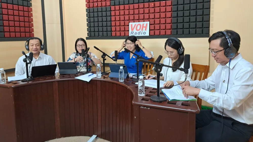 Phó giám đốc Sở GD-ĐT TPHCM Nguyễn Bảo Quốc (bìa phải) thông tin về công tác tuyển sinh đầu cấp năm học 2023-2024 Phó giám đốc Sở GD-ĐT TPHCM Nguyễn Bảo Quốc (bìa phải) thông tin về công tác tuyển sinh đầu cấp năm học 2023-2024