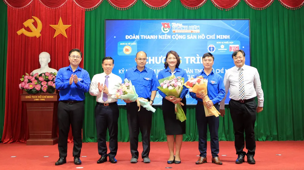 PGS.TS Nguyễn Quốc Dũng tặng hoa cho các thủ lĩnh đoàn tại buổi lễ PGS.TS Nguyễn Quốc Dũng tặng hoa cho các thủ lĩnh đoàn tại buổi lễ