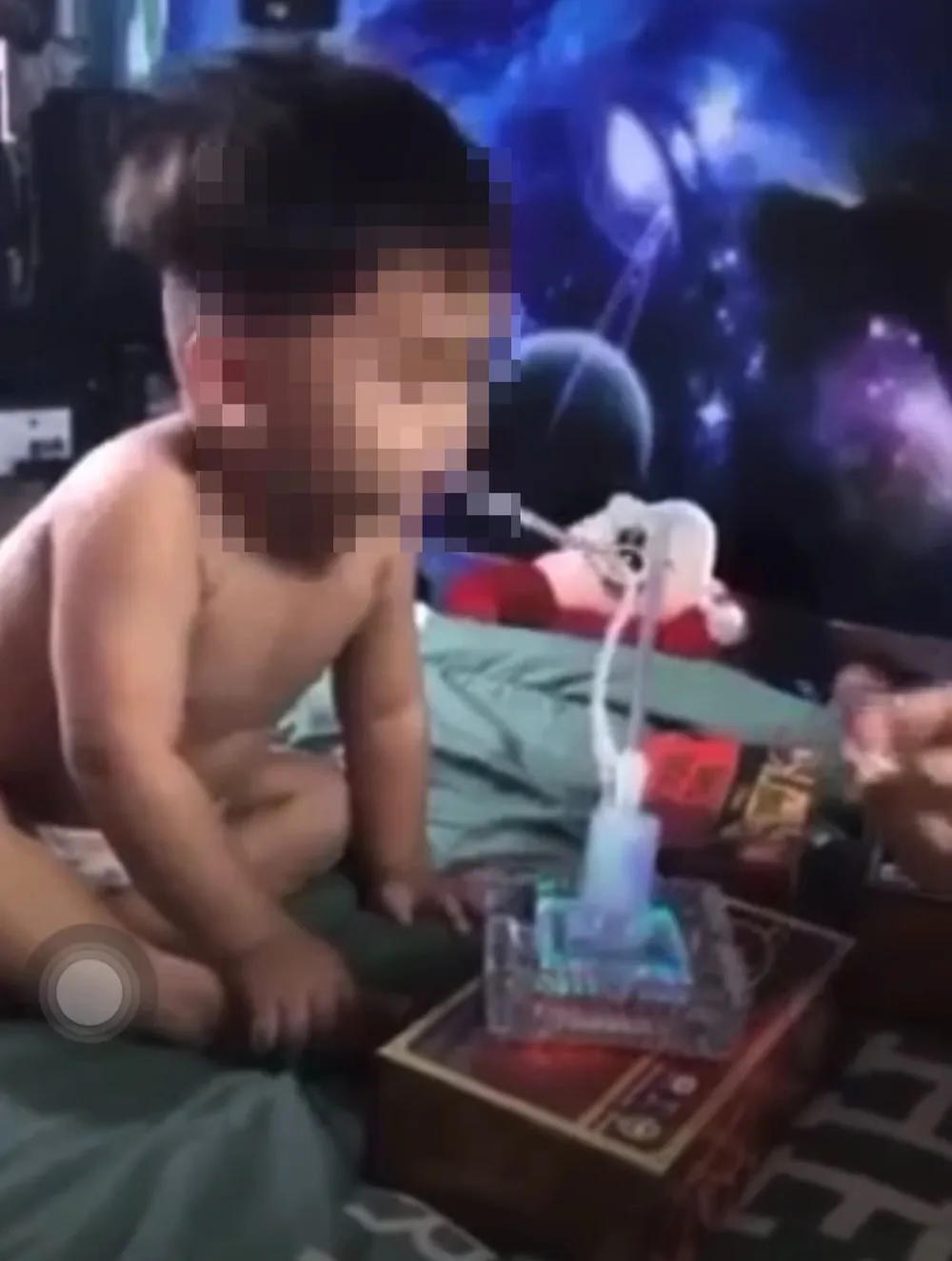 Hình ảnh bé trai trong đoạn clip đăng tải lên mạng xã hội Hình ảnh bé trai trong đoạn clip đăng tải lên mạng xã hội