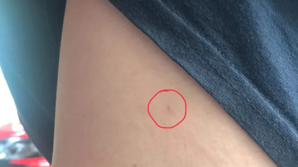 Tài khoản này đăng tải thông tin kèm hình ảnh “em trai bị 2 người phụ nữ chích kim tiêm… khi đi dạo ở khu Sala”