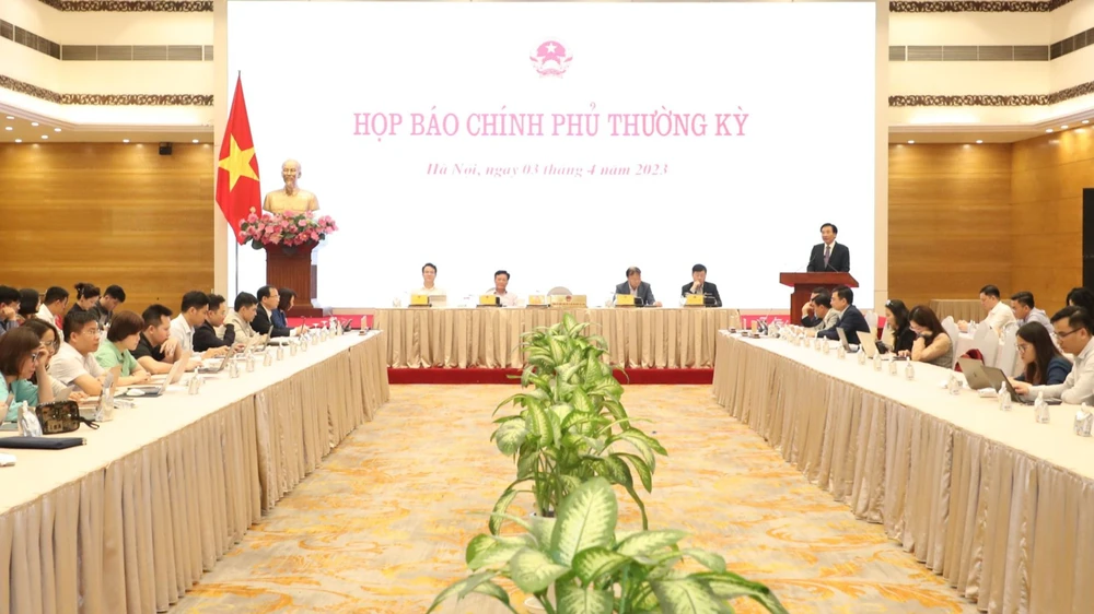 Họp báo Chính phủ thường kỳ tối 3-4. Ảnh: VIẾT CHUNG