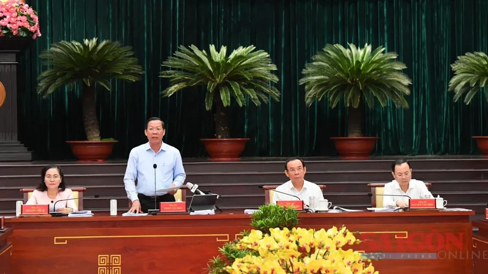 Chủ tịch UBND TPHCM Phan Văn Mãi báo cáo tình hình kinh tế - xã hội TPHCM quý 1-2023 và các nhóm nhiệm vụ giải pháp của UBND TPHCM trong thời gian tới. Ảnh: VIỆT DŨNG Chủ tịch UBND TPHCM Phan Văn Mãi báo cáo tình hình kinh tế - xã hội TPHCM quý 1-2023 và các nhóm nhiệm vụ giải pháp của UBND TPHCM trong thời gian tới. Ảnh: VIỆT DŨNG