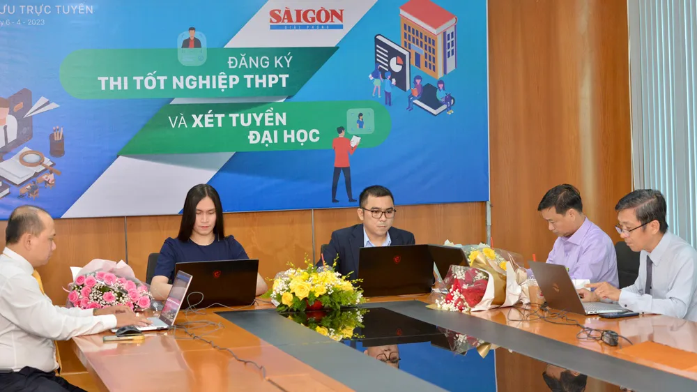 Các khách mời đang trả lời câu hỏi của bạn đọc. Ảnh: CAO THĂNG