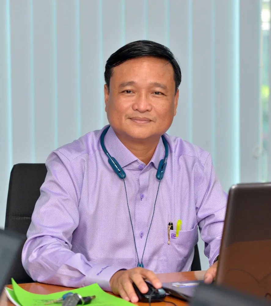 Th.S Võ Thiện Cang, Trưởng phòng Khảo thí và Kiểm định chất lượng giáo dục, Sở GD-ĐT TPHCM trả lời câu hỏi tại buổi giao lưu. Ảnh: CAO THĂNG