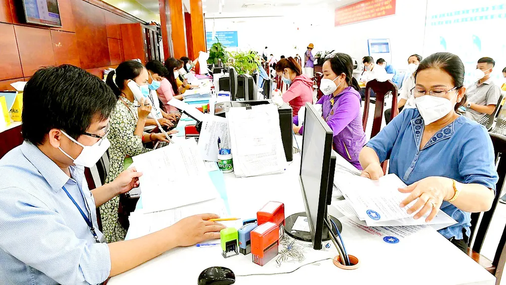 Cán bộ, công chức huyện Bình Chánh, TPHCM tiếp công dân đến làm thủ tục hành chính Cán bộ, công chức huyện Bình Chánh, TPHCM tiếp công dân đến làm thủ tục hành chính