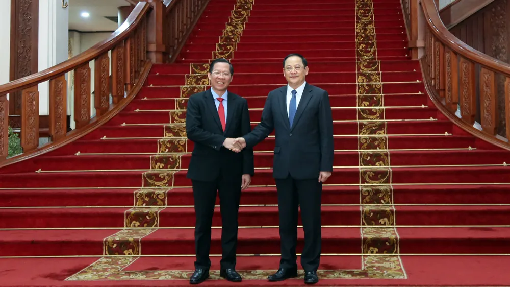 Đồng chí Phan Văn Mãi chào xã giao Thủ tướng Lào Sonexay Siphandone