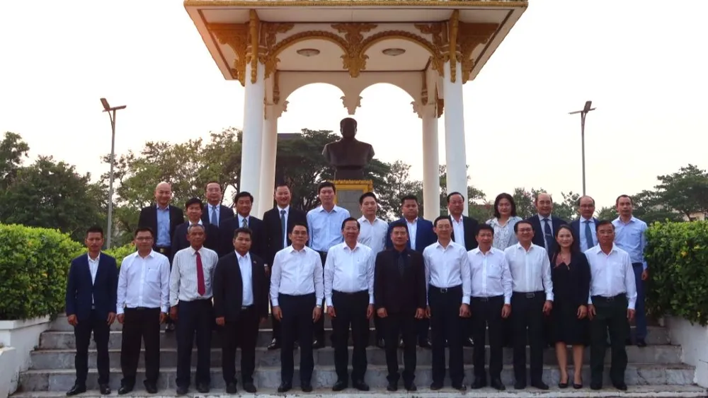 Đồng chí Phan Văn Mãi và Đoàn đại biểu TPHCM chụp ảnh lưu niệm tại tượng đài Chủ tịch Kaysone Phomvihane ở Pakse, tỉnh Champasak