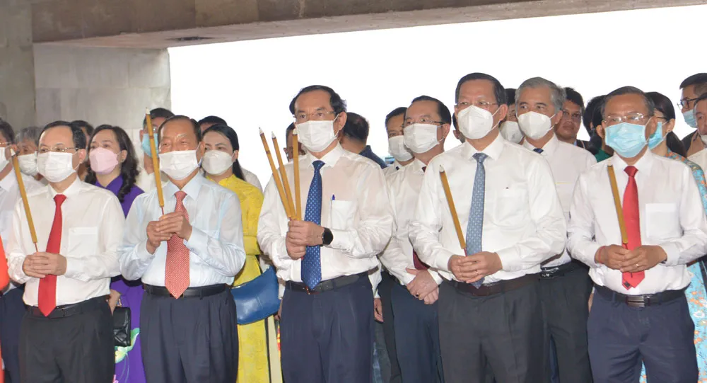 Lãnh đạo TPHCM và các đại biểu dâng hương các Vua Hùng. Ảnh: CAO THĂNG