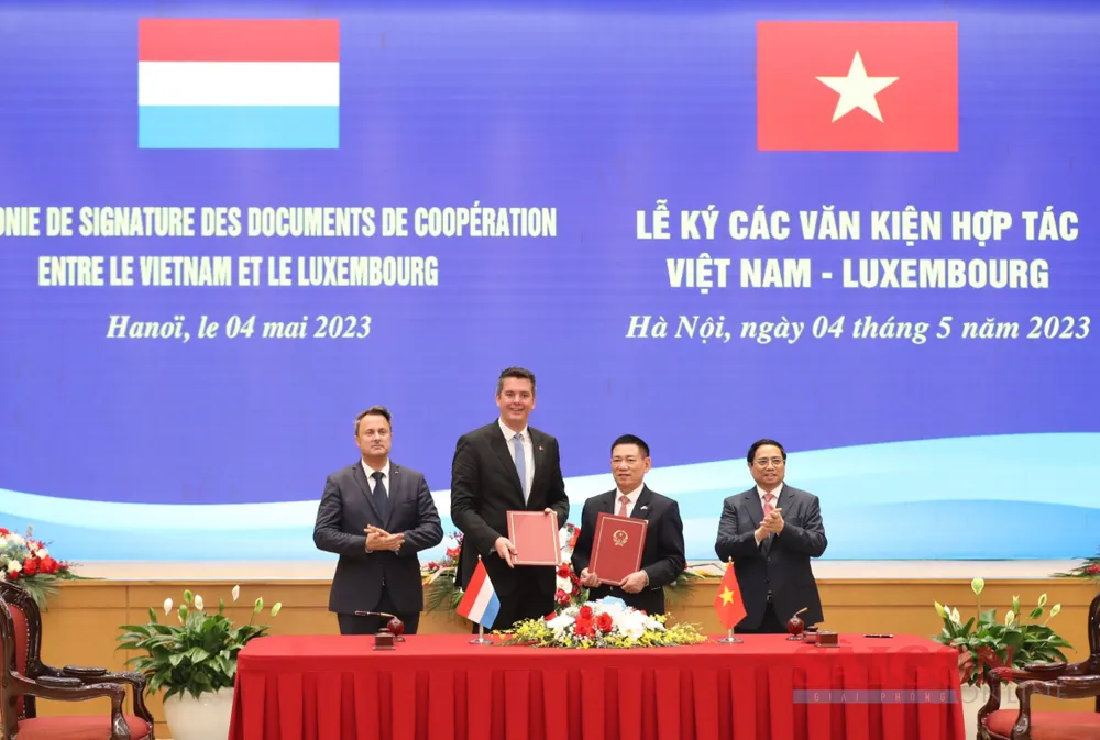 Thủ tướng Phạm Minh Chính và Thủ tướng Luxembourg Xavier Bettel chứng kiến lễ ký các văn kiện hợp tác giữa hai nước. Ảnh: QUANG PHÚC