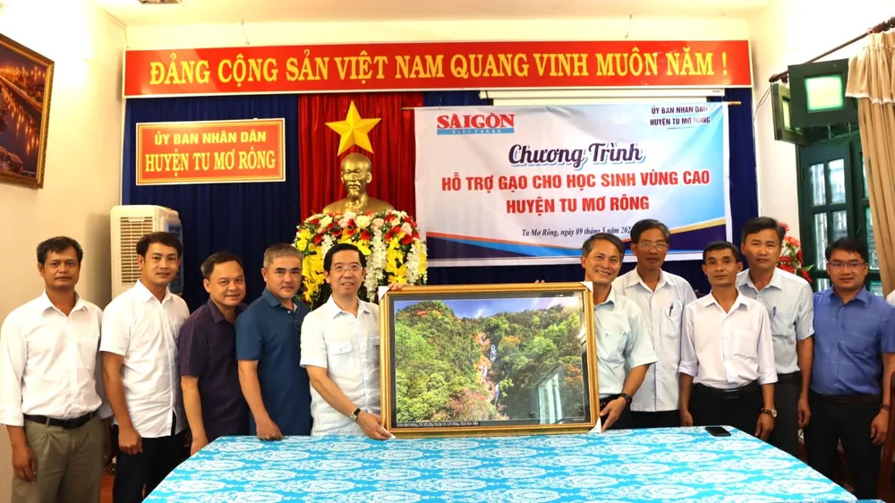 UBND huyện tặng tranh thác Siu Puông cho đoàn công tác Báo SGGP