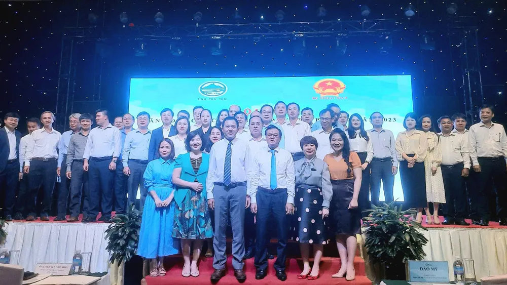 Lãnh đạo tỉnh Phú Yên chụp hình lưu niệm với các đại biểu tham dự hội nghị