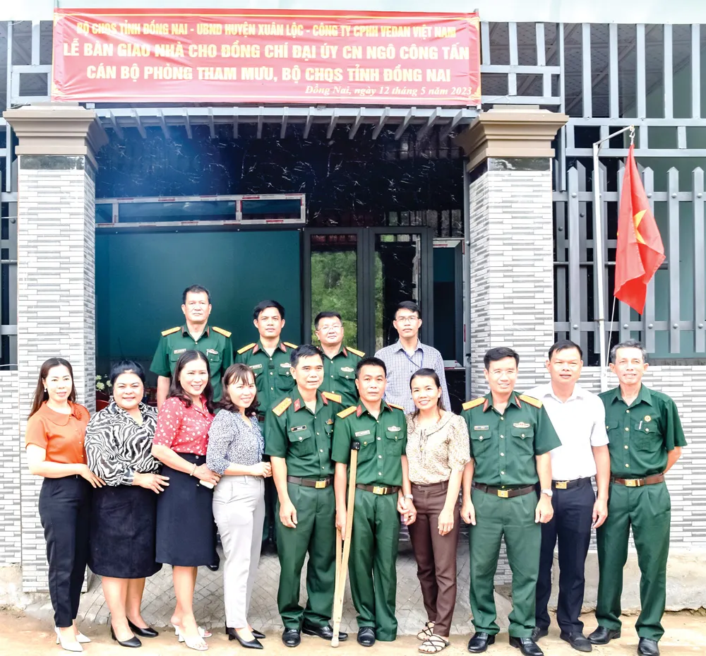 Lễ bàn giao nhà cho đồng chí đại úy quân nhân chuyên nghiệp Ngô Công Tấn, ngụ TT.Gia Ray, H.Xuân Lộc