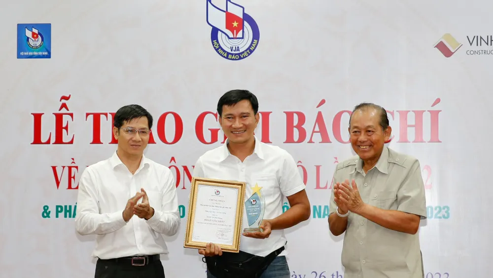 Nguyên Phó Thủ tướng Thường trực Trương Hòa Bình và lãnh đạo Tỉnh ủy Tây Ninh trao Giải Báo chí Về miền Đông Nam bộ lần thứ nhất