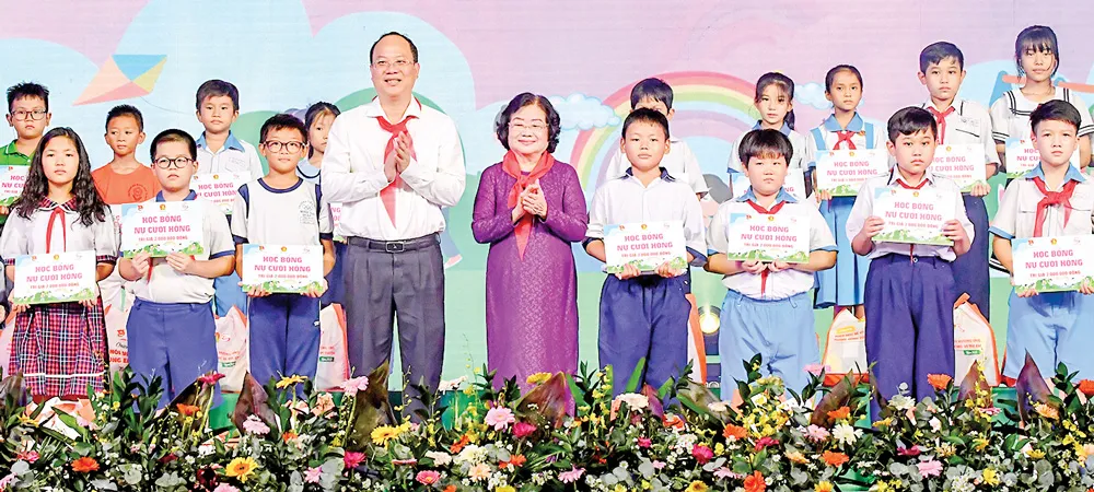 Nguyên Phó Chủ tịch nước Trương Mỹ Hoa và Phó Bí thư Thành ủy TPHCM Nguyễn Hồ Hải trao học bổng cho thiếu nhi. Ảnh: VIỆT DŨNG Nguyên Phó Chủ tịch nước Trương Mỹ Hoa và Phó Bí thư Thành ủy TPHCM Nguyễn Hồ Hải trao học bổng cho thiếu nhi. Ảnh: VIỆT DŨNG