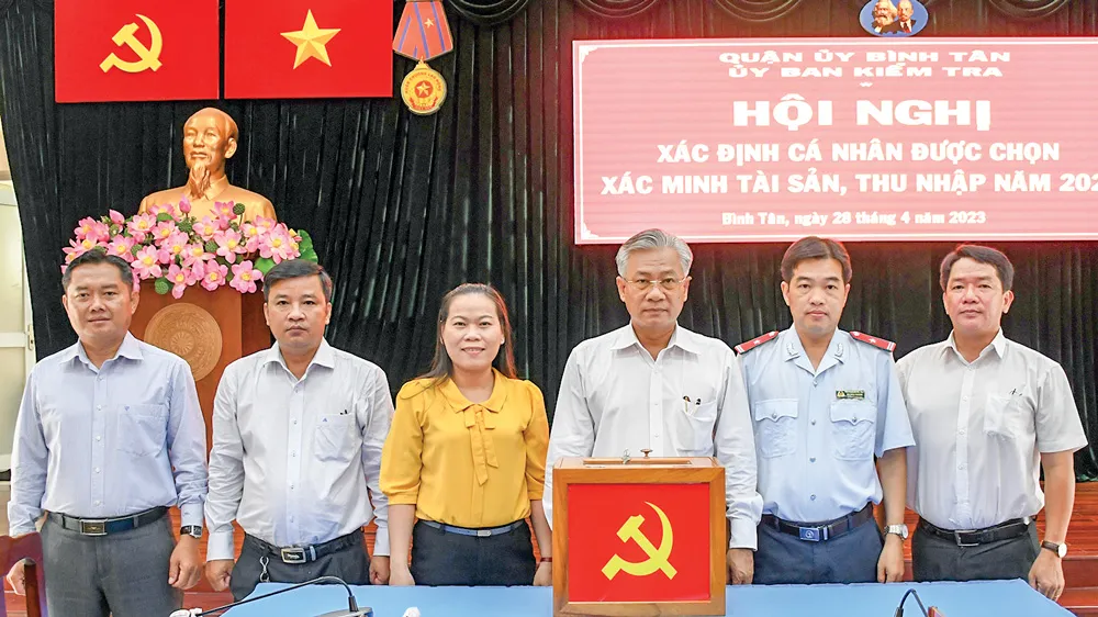 Ủy ban Kiểm tra Quận ủy quận Bình Tân, TPHCM tổ chức bốc thăm xác minh TS-TN cán bộ năm 2023. Ảnh: VĂN MINH Ủy ban Kiểm tra Quận ủy quận Bình Tân, TPHCM tổ chức bốc thăm xác minh TS-TN cán bộ năm 2023. Ảnh: VĂN MINH