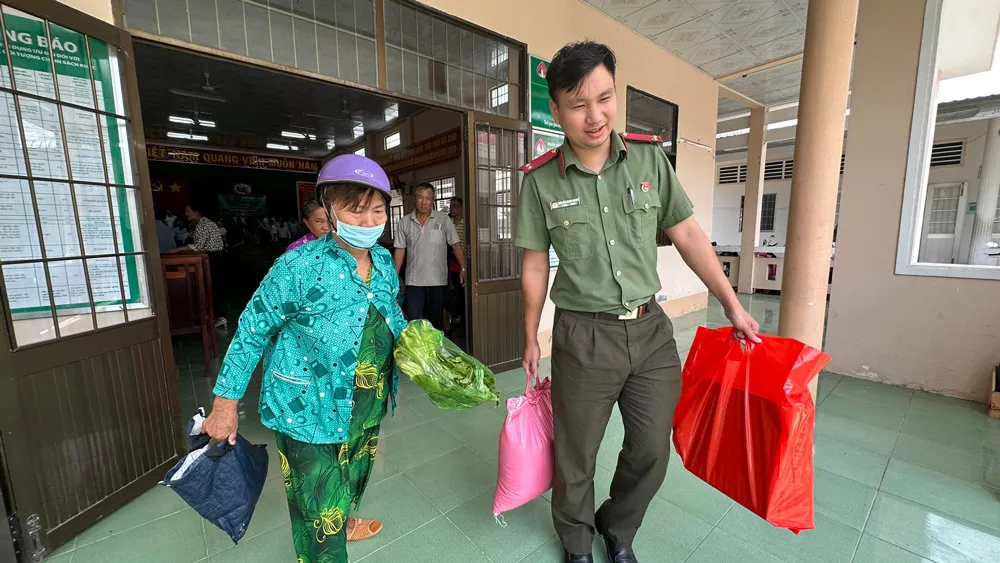 Đoàn viên Thanh niên Công an TPHCM mang quà ra tận xe giúp người dân. Ảnh: CHÍ THẠCH Đoàn viên Thanh niên Công an TPHCM mang quà ra tận xe giúp người dân. Ảnh: CHÍ THẠCH