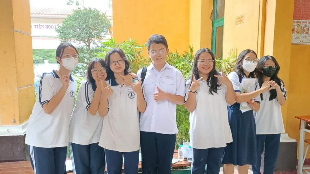 Học sinh phấn khởi sau khi hoàn thành Kỳ thi tuyển sinh lớp 10 năm học 2023-2024 tại điểm thi THPT Trưng Vương (quận 1) Học sinh phấn khởi sau khi hoàn thành Kỳ thi tuyển sinh lớp 10 năm học 2023-2024 tại điểm thi THPT Trưng Vương (quận 1)