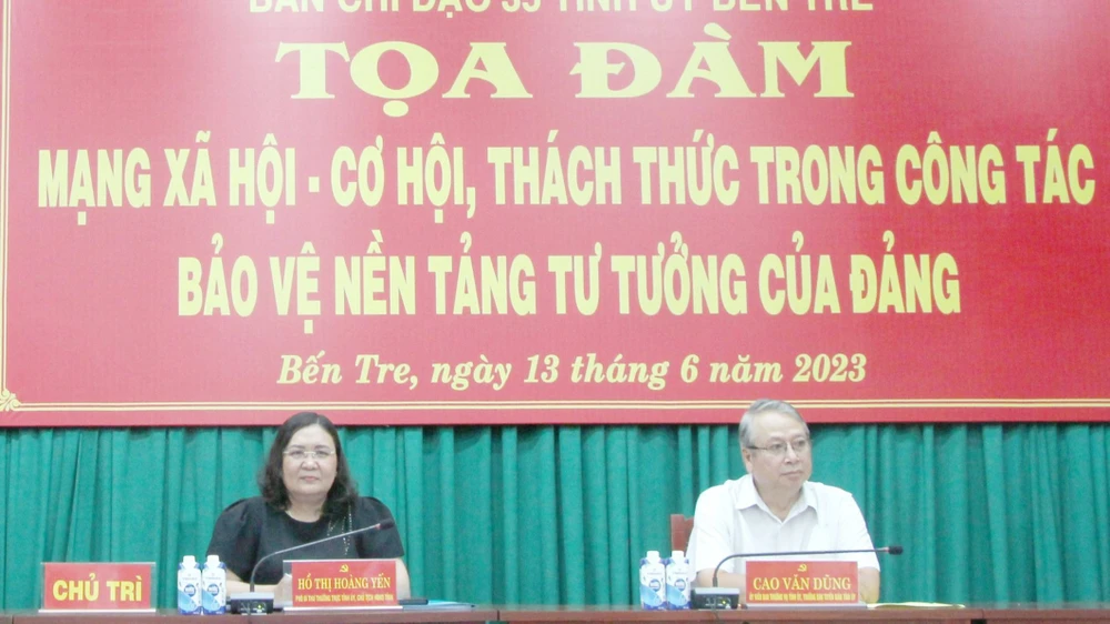 Phó Bí thư Thường trực Tỉnh ủy Bến Tre Hồ Thị Hoàng Yến (trái) chủ trì buổi toạ đàm