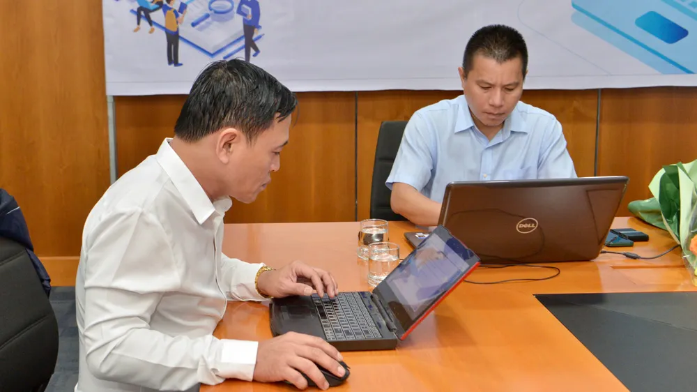 TS Nguyễn Kim Quốc - Trưởng khoa Công nghệ Thông tin, Trường Đại học Nguyễn Tất Thành đang trả lời câu hỏi của bạn đọc. Ảnh: CAO THĂNG TS Nguyễn Kim Quốc - Trưởng khoa Công nghệ Thông tin, Trường Đại học Nguyễn Tất Thành đang trả lời câu hỏi của bạn đọc. Ảnh: CAO THĂNG