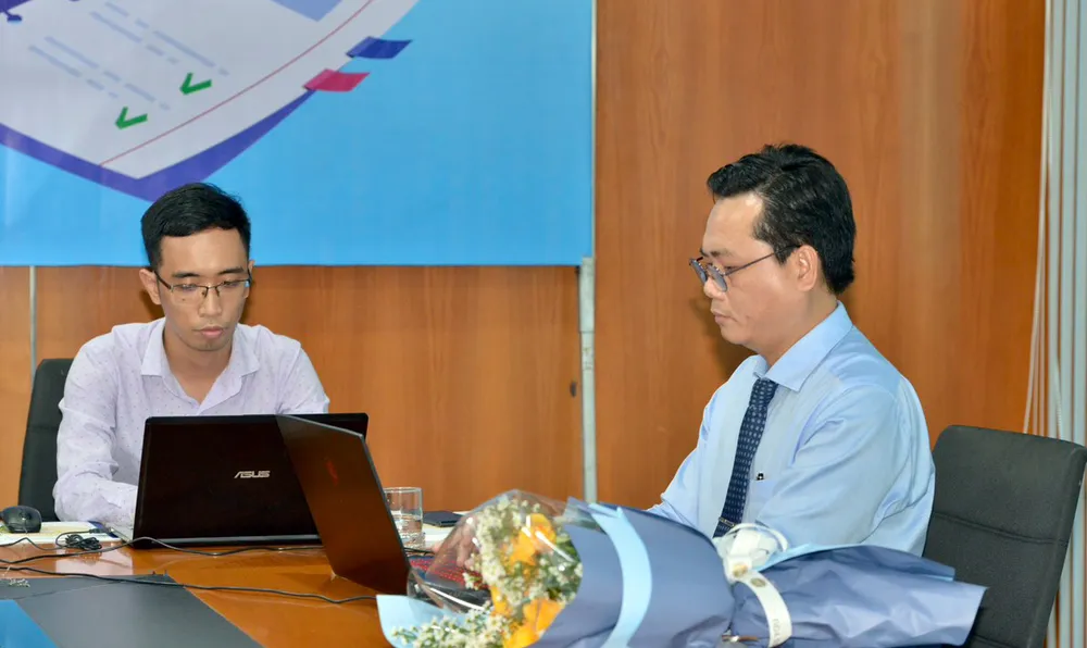 ThS Trần Công Bình (bên phải) đang trả lời câu hỏi của thí sinh. Ảnh: CAO THĂNG