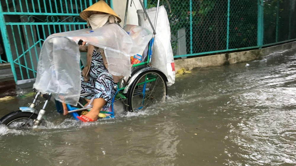 Nhiều giờ sau cơn mưa, nước vẫn chưa rút hết tại hẻm 65 Nguyễn Thị Căn, quận 12, TPHCM. Ảnh: GIA HÂN